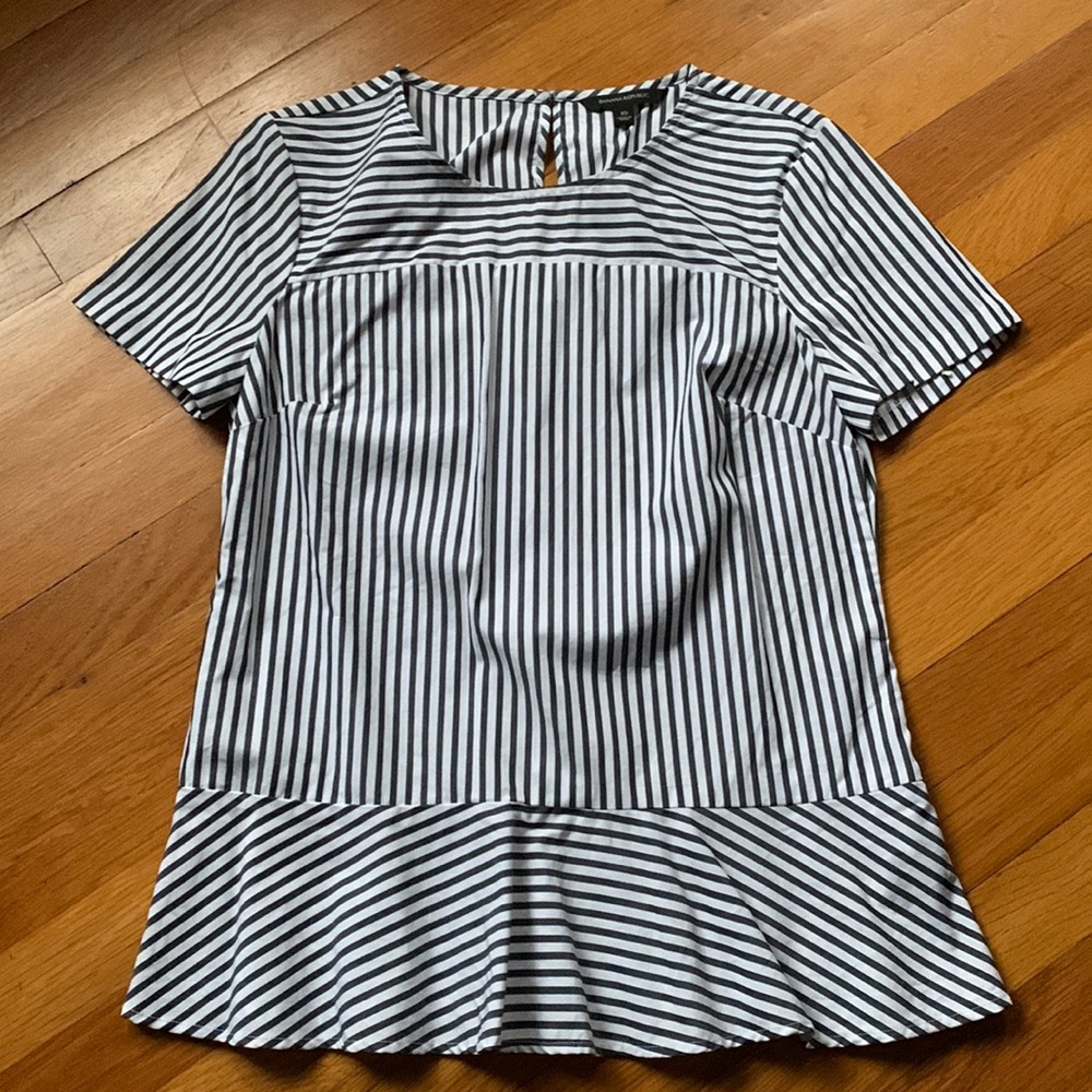 Banana Republic women’s short sleeve gray striped  top. Size xs